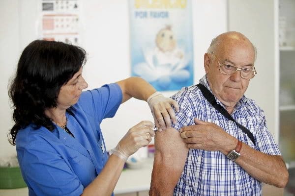 Vacunas contra la gripe para mayores y su entorno