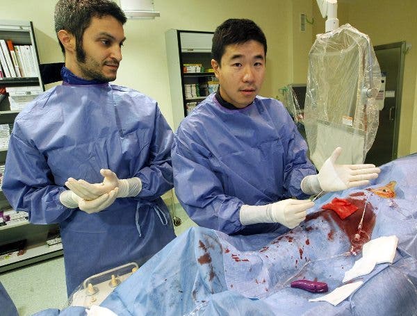 Dos médicos realizan una angioplastia en un quirófano.