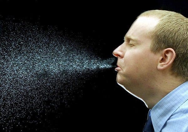 Un hombres estornuda. Efesalud.com