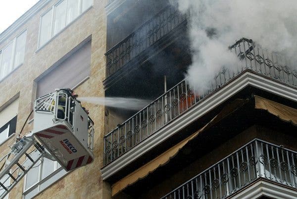Bomberos tratan de sofocar el incendio en un piso de Salamanca. Efesalud.com