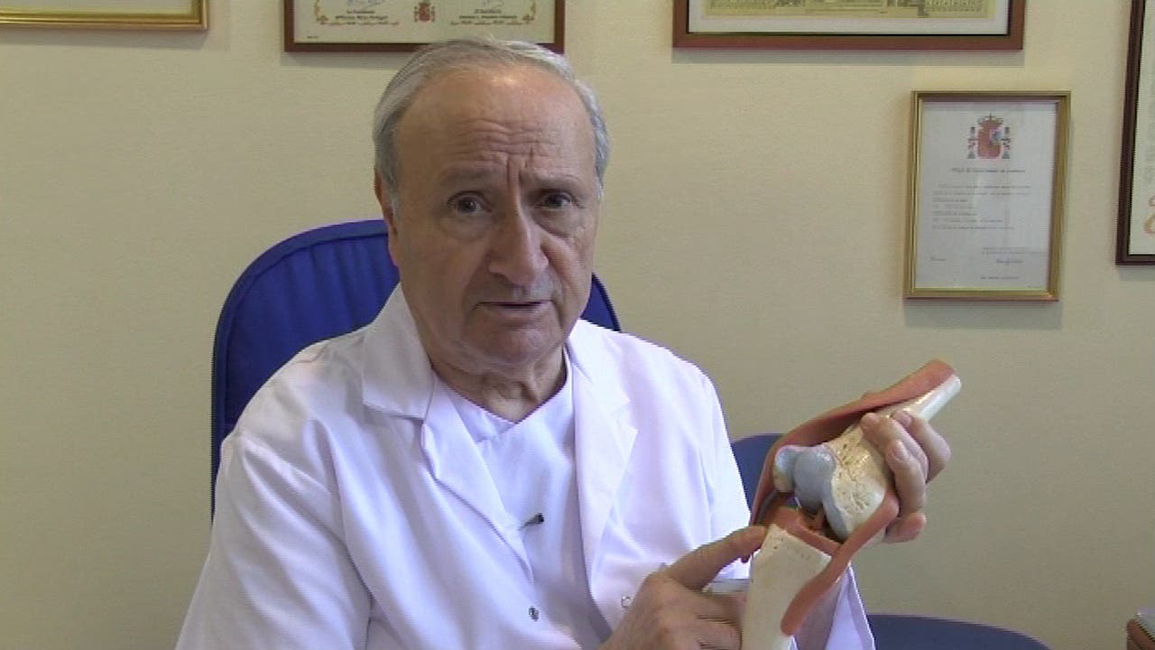 El Dr. Pedro Guillén muestra de dónde se extrae tejido cartilaginoso.