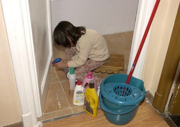 Una niña juega en su casa con distintos productos de limpieza, con peligro de intoxicación. Efesalud.com
