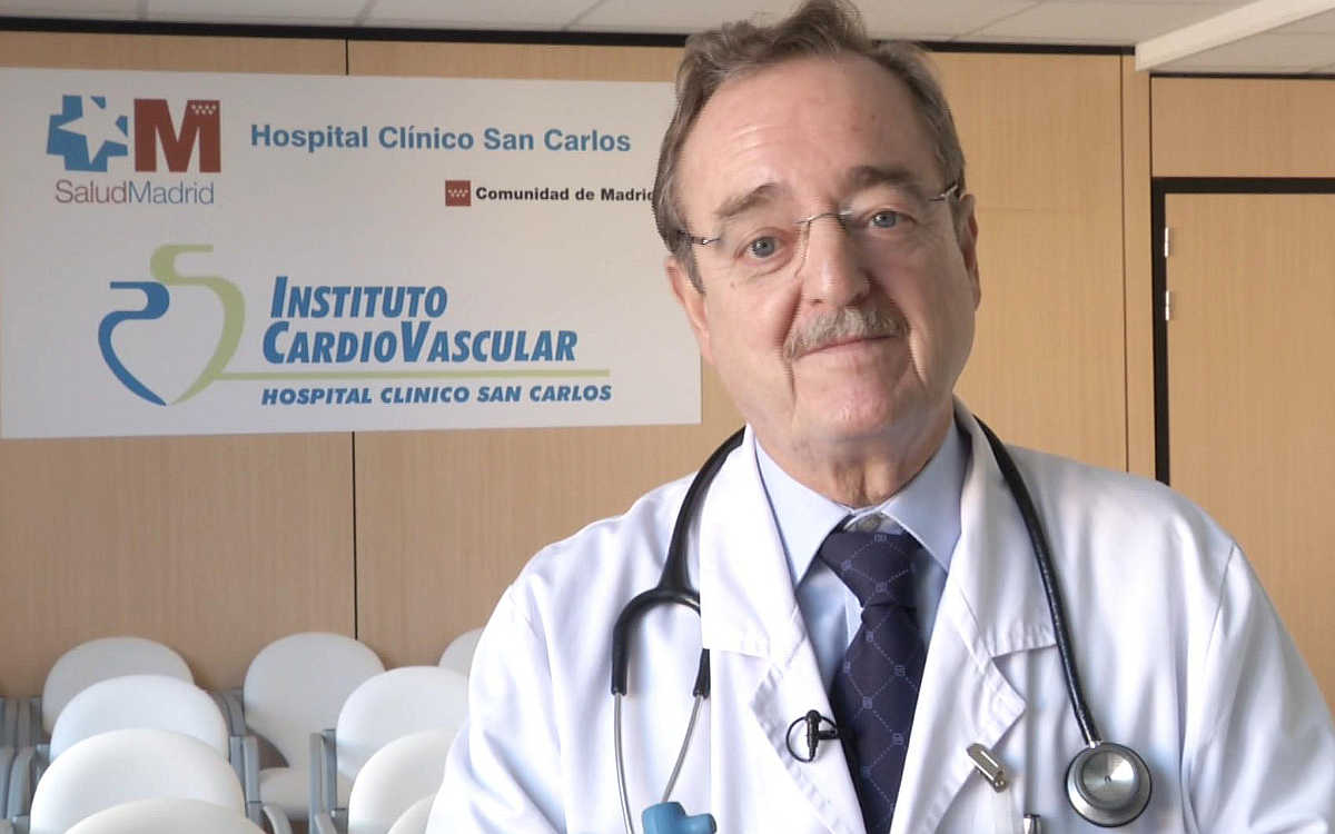 El doctor Macaya señala sobre una maqueta del corazón el lugar donde se encuentran los canales de comunicación entre cavidades cardíacas.