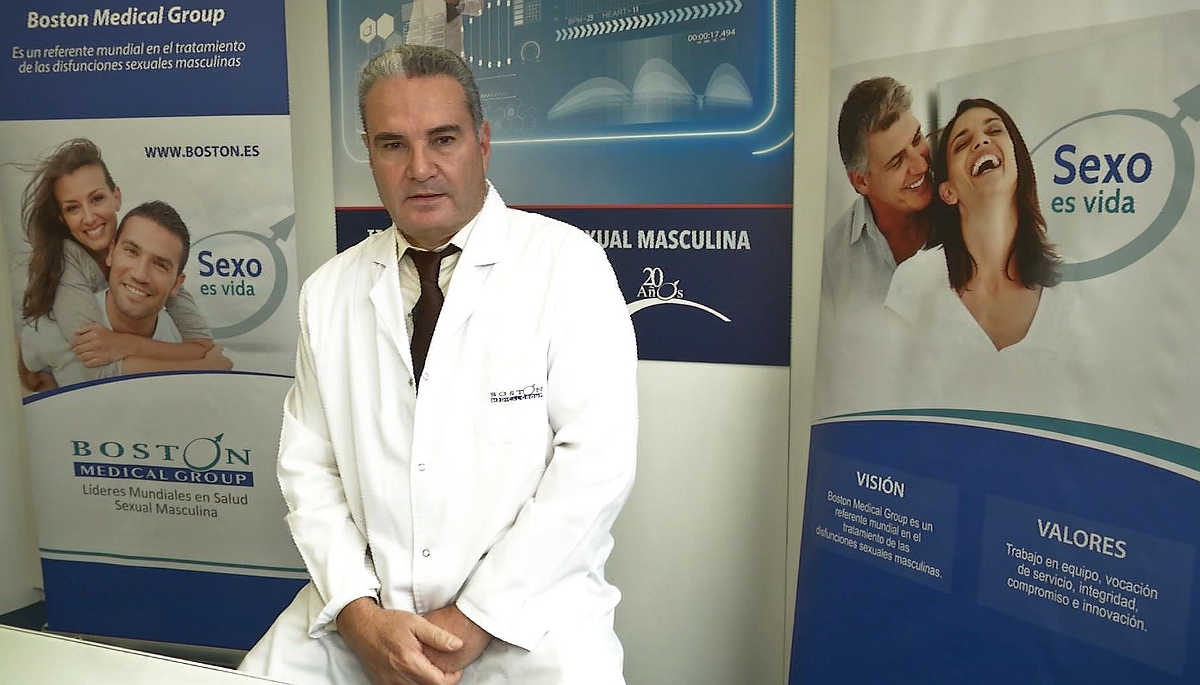 Espectáculo pornográfico en directo durante un salón erótico.