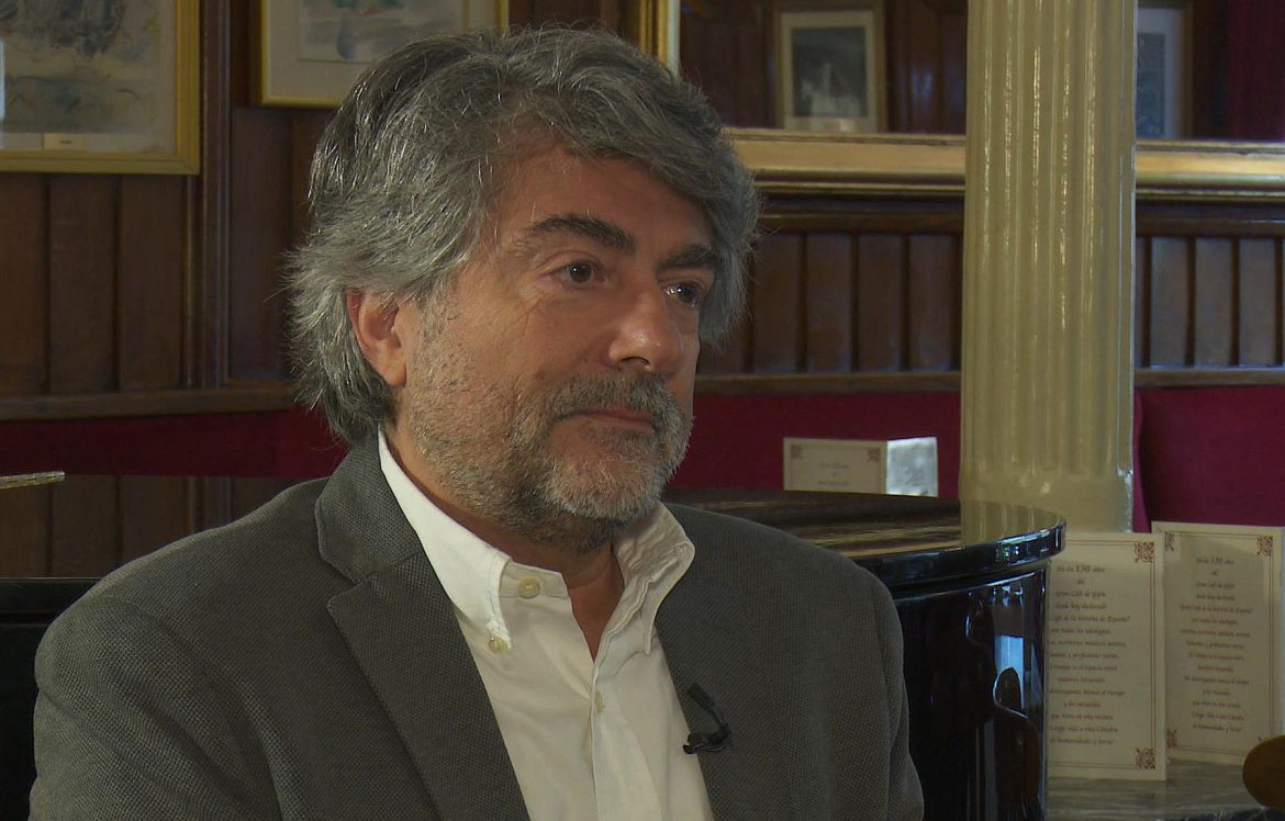 El doctor Manuel Sánchez Luna y el doctor Julio Ancochea Bermúdez en el Gran Café Gijón-efe