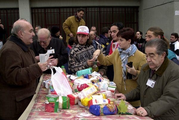 Personas entregan comida al banco de alimentos. Efesalud.com