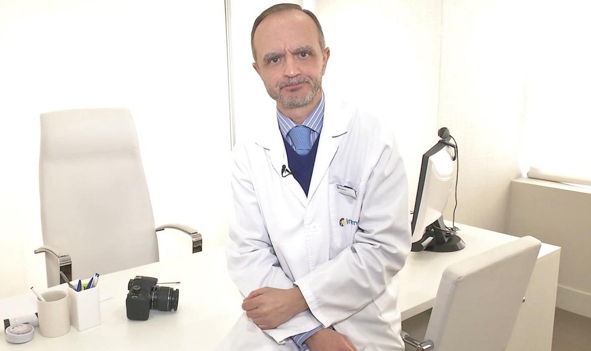 Puesto de venta de pescados y mariscos en un mercado tradicional de Madrid.