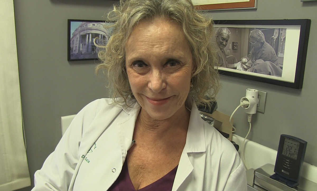 La doctora Carmen Sala Salmerón en su consulta de tocoginecología, rodeada de sus diplomas acreditativos
