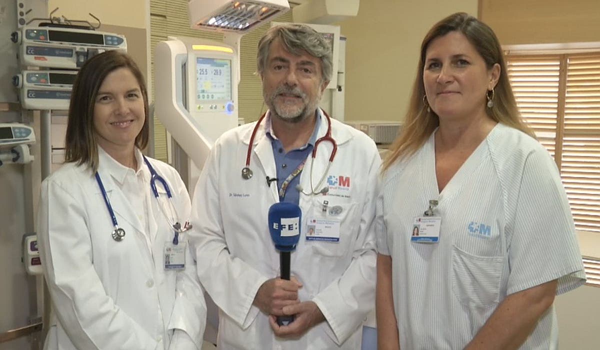 El periodista de EFEsalud, Gregorio del Rosario, entrevista al Dr. Manuel Sánchez Luna.