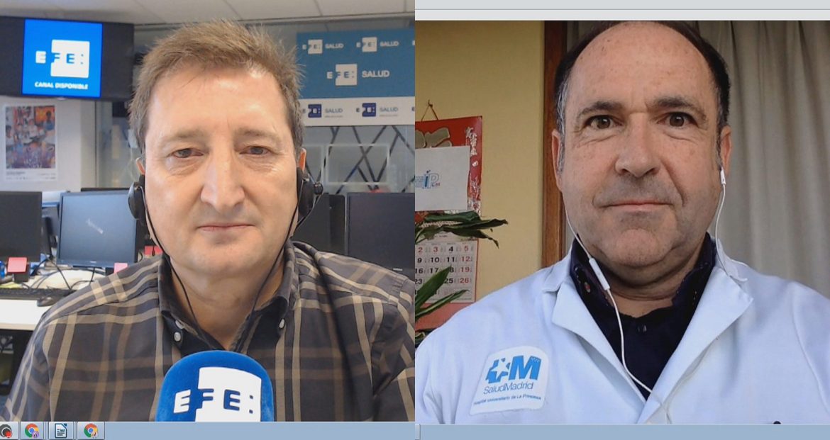 El doctor Joan Soriano Ortiz, bebe un té en su taza favorita.