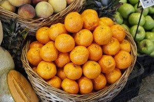 Frutas son exhibidas para la venta en un mercado. EFE/Juan Ignacio Mazzoni
