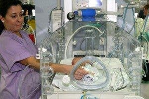 Una enfremera atiende en una incubadora a un neonato
