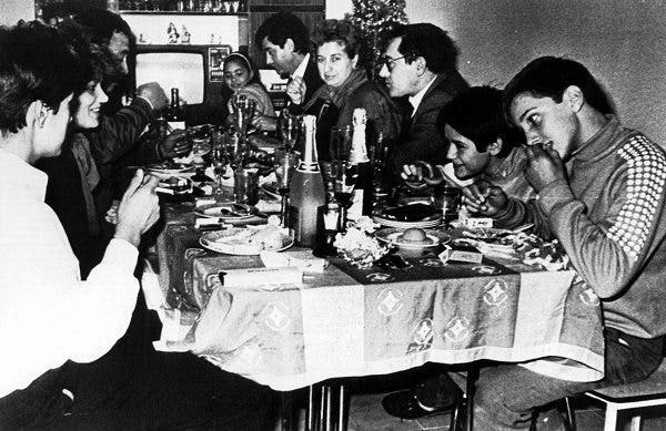 Imagen de una familia cenando en nochebuena, en los años 70. Efesalud.com