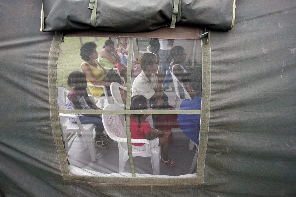 Un grupo de personas con síntomas de dengue esperan para ser atendidas en Río de Janeiro (Brasil).