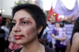 Una mujer maltratada en un manifestación contra violencia de género. EFE/Sebastián Silva