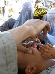 Un niño recibe la vacuna de la polio. Efesalud.com