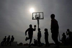 Un grupo de niños juega al baloncesto. EFE/ORESTIS PANAGIOTOU