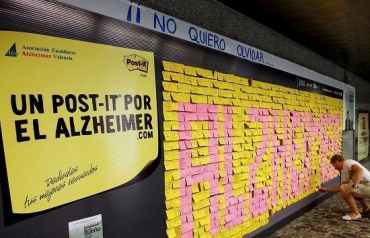 Una persona coloca un post-it en un mural habilitado por la Asociación de Familiares de Alzheimer de Valencia (AFAV) en Xátiva. Efesalud.com