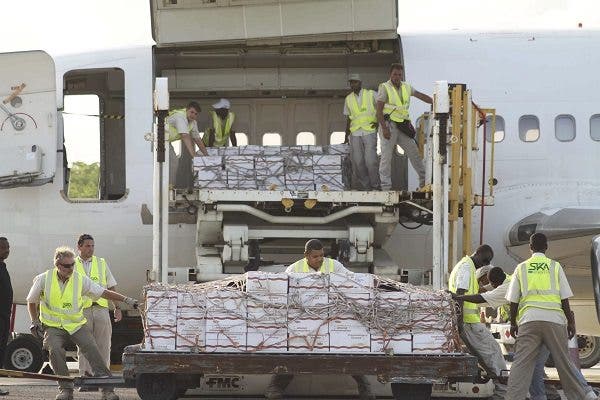 Un avión con comida nutricional en Mogadiscio Somalia. Efesalud.com