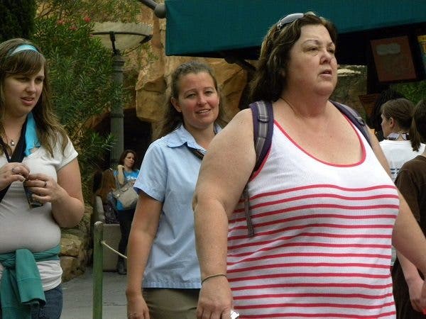 Mujer obesa anda por la calle en Estados Unidos. Efesalud.com