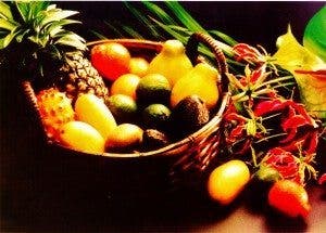 Cesta con frutas variadas