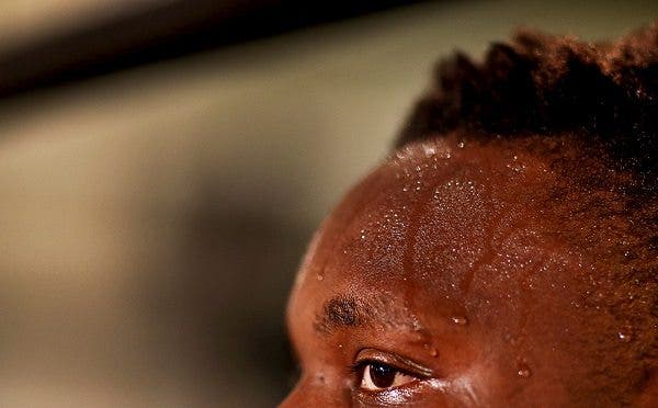 Imagen de la frente sudorosa del boxeador británico Dereck Chisora, en una sesión de entrenamiento en Londres. Efesalud.com