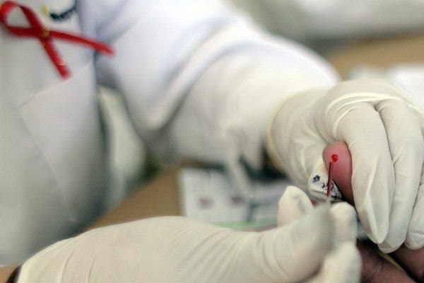 Una enfermera practica una prueba de VIH en Tegucigalpa (Honduras). Efesalud.com