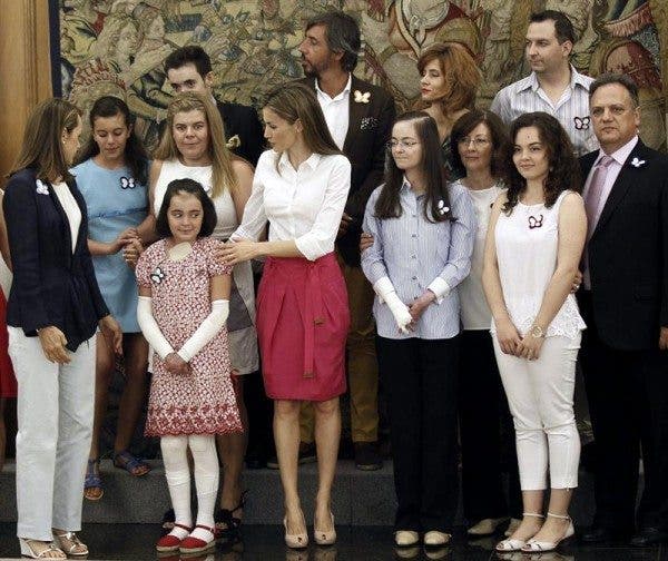 La reina Letizia con los afectados por “piel de mariposa”, una enfermedad rara