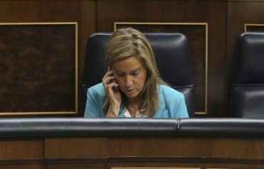 La ministra de Sanidad, Ana Mato, habla por teléfono móvil sentada en su escaño del congreso de los diputados