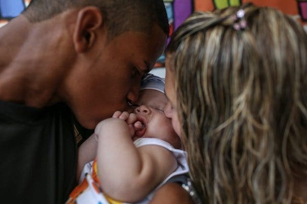 Karin y Rafael besan a su hijo de dos meses en Río de Janeiro (Brasil). Efesalud.com