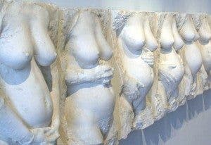 Esculturas de piedra blanca de mujeres embarazadas en una exposición. Efesalud.com