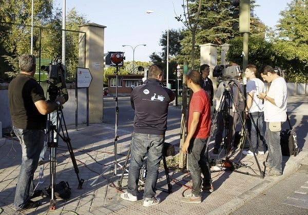 Diversos medios de comunicación a las puertas del Hospital Carlos III de Madrid. Efesalud.com