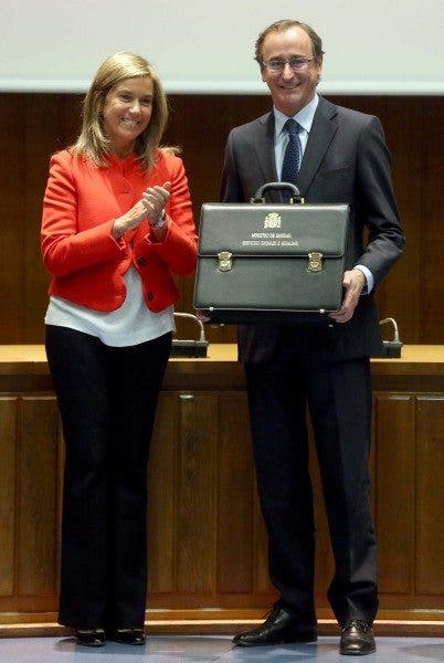 Alfonso Alonso tras recibir la cartera de manos de su antecesora Ana Mato, durante la toma de posesión de su cargo como ministro de Sanidad el 3 de diciembre de 2014. EFE/J. J. Guillén