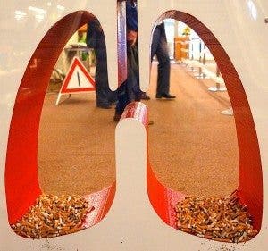 Un cenicero gigante con forma de pulmones ambienta la negociación sobre el control del tabaco en Ginebra, Suiza. Efesalud.com
