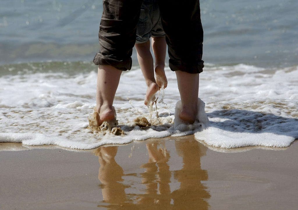¡Cuidado con tus pies durante la temporada de baño en la playa!