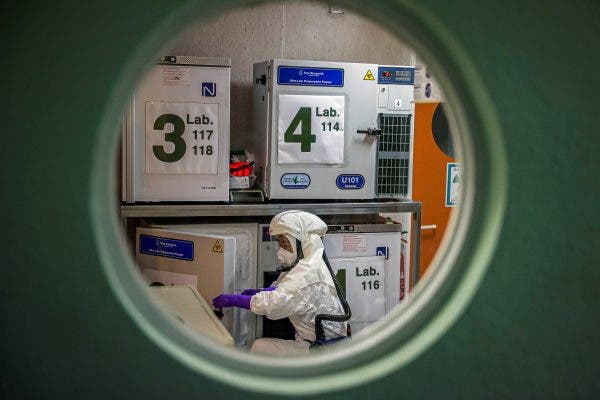 Descenso leve de muertes por coronavirus en España, la cifra total supera las 25.000