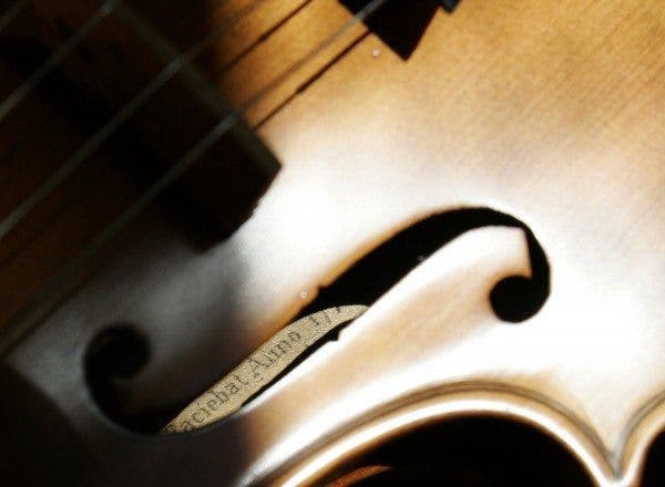 Detalle del violín encontrado en el colegio Escolapios de Logroño, que perteneció a un cocinero del centro de los años 50, con una vista parcial de la inscripción que el taller de Antonio Stradivarius incluía en los violines fabricados por él en el siglo XVIII.