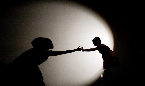 Bailarines de la compañía de danza teatral Pilobolus presentan la obra "Tierra de Sombras" en Münster (Alemania). La compañía estadounidense se encuentra de gira por este país hasta el próximo día 10. EFE/Friso Gentsch