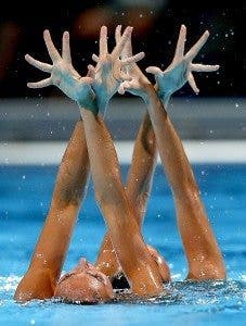 Las nadadoras españolas Ona Carbonell y Margalida Crespí durante los Campeonatos del Mundo de Natación. Efesalud.com