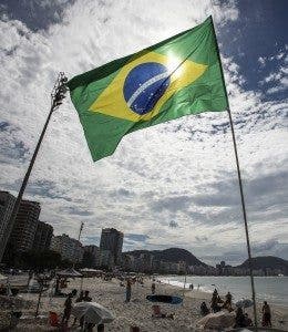 Una bandera brasileña ondea en la playa de Copacabana, en Río de Janeiro. Efesalud.com