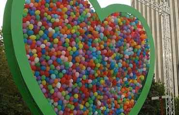 Un corazón de nueve metros formado por globos en el centro. Efesalud.com