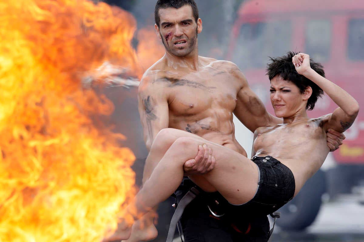 El cuerpo de Bomberos del Ayuntamiento de Bilbao (España) realizó las imágenes del calendario de 2010 con el que financiará su participación en los Juegos Mundiales de Policías y Bomberos, a cargo del fotógrafo Lucho Rengifo.