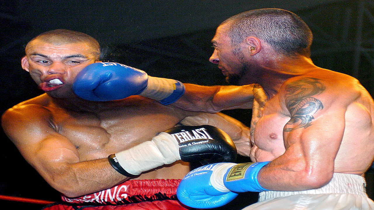 El británico Esham Pickering (i) recibe un golpe de derecha del español Miguel "Voodoo" Mallón, en el octavo asalto en el combate por el título europeo del peso supergallo celebrado esta noche en el Polideportivo de Alcobendas (Madrid).