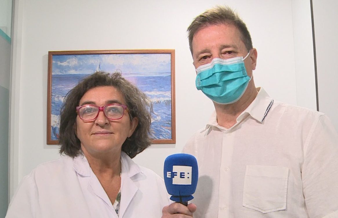 El periodista de EFEsalud, Gregorio del Rosario, entrevista a la doctora Carmen González Enguita.