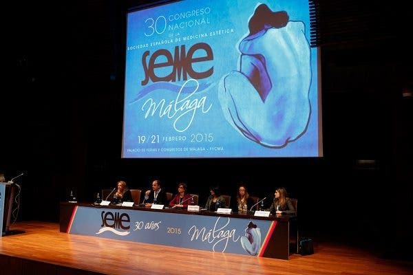 Imagen del congreso Sociedad Española de Medicina Estética donde aparecen ponentes con una pantalla con el logo del congreso detrás. Efesalud.com