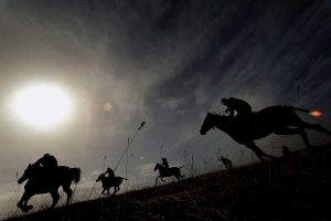 Un grupo de jinetes búlgaros recorren su país durante la tradicional expedición con caballos del Día de San Teodoro en Sofía (Bulgaria). 
