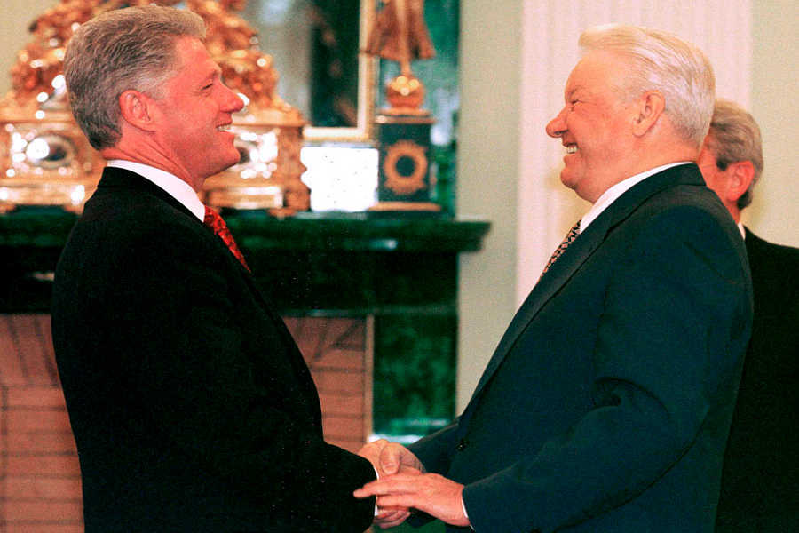 Fotografía de archivo datada el 1 de septiembre de 1998 del ex presidente de Rusia Boris Yeltsin junto al ex presidente estadounidense Bill Clinton (izda) en un acto celebrado en el Kremlin, Moscú. Boris Yeltsin falleció el lunes 23 de abril de 2007 a los 76 años de edad.