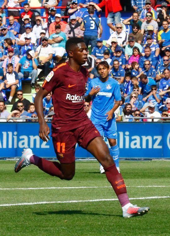 El delantero francés del Barcelona Ousmane Dembelé momentos antes de retirarse lesionado del partido ante el Getafe tras romperse el tendón del bíceps femoral y estará de baja entre tres y cuatro meses.