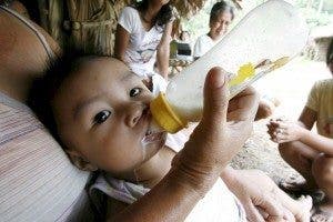 Niño tomando biberón. Efesalud.com