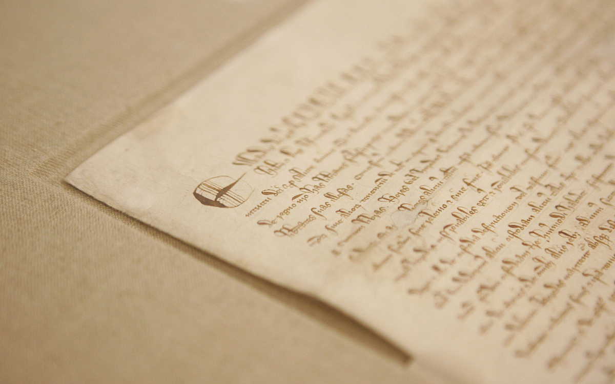 Un detalle de uno de los cuatro ejemplares originales de la versión de 1297 d.c de la Carta Magna es visto en los Archivos Nacionales en Washington, D.C. David Rubenstein compró la Carta Magna en una subasta en 2007, y la prestó a los Archivos Nacionales. La Carta Magna está considerada por muchos como los cimientos de la ley inglesa y americana.